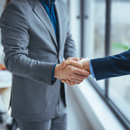 Dos personas estrechando sus manos