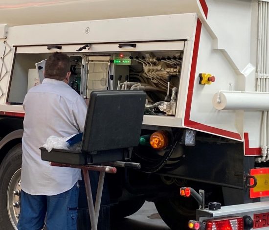 Experto realizando una reparación