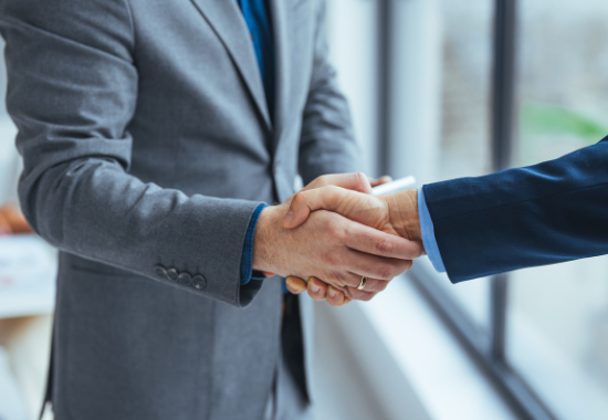 Dos personas estrechando sus manos