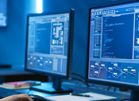 Informáticos trabajando con ordenadores