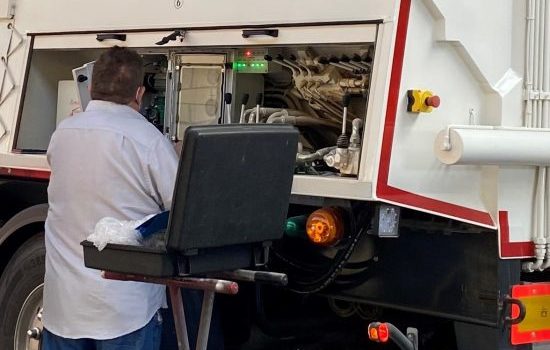 Experto realizando una reparación